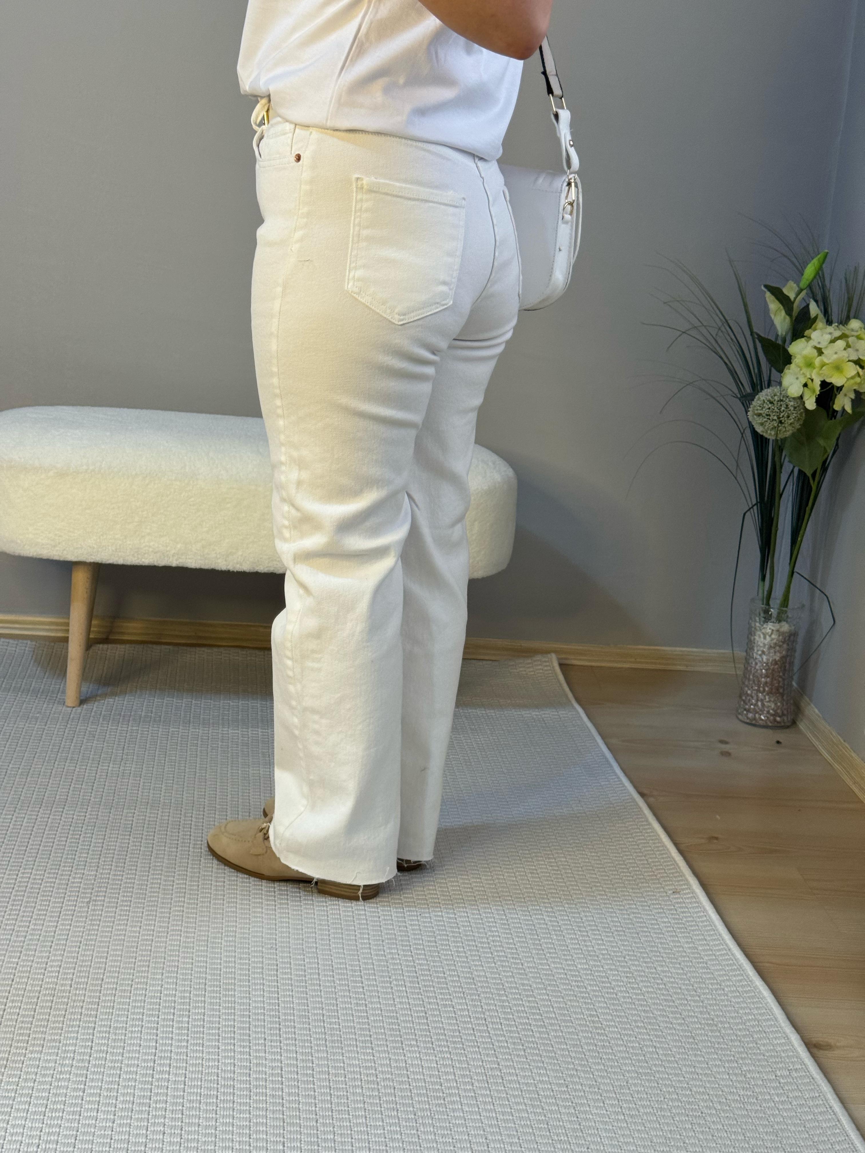 Kesik Paça Boy fit jean beyaz